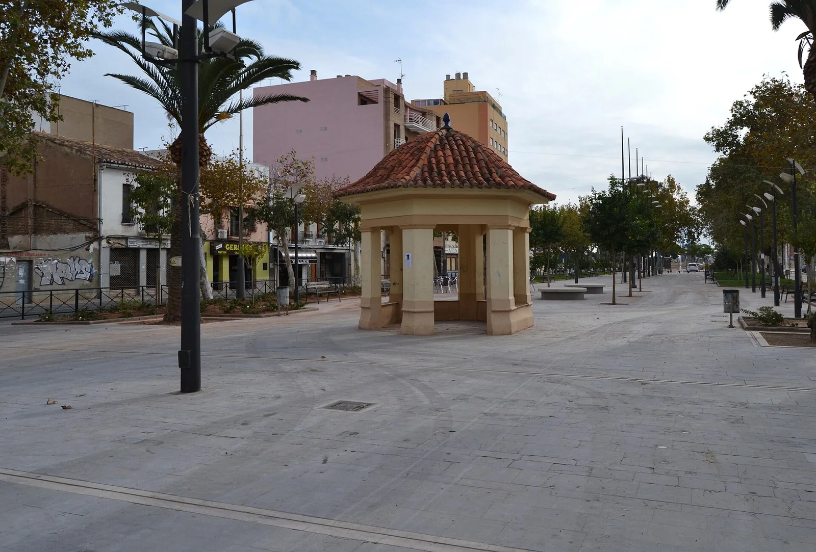 Alameda del Consell de Puerto de Sagunto, imagen de archivo del arbolado urbano
