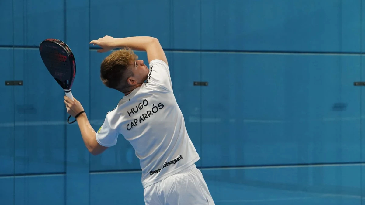 Hugo Caparrós golpea la pelota durante un partido de pádel